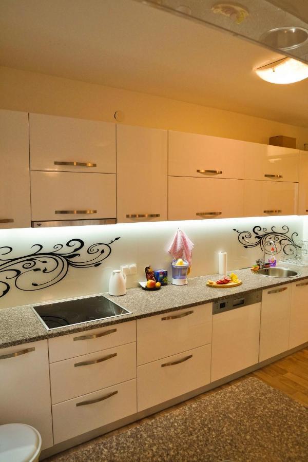 City Center Grand Apartment - Three-Bedroom, Free Parking Sarajevo Exterior foto
